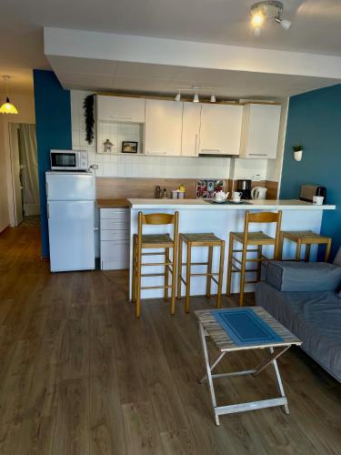 Apt Rhodes B dans la marina d'Empuriabrava, terrasse avec vue sur port Rhodes et les pyrénées