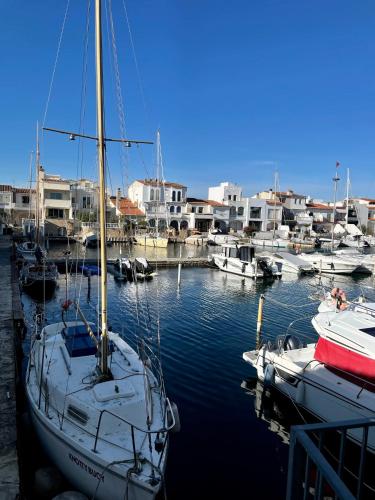 Apt Rhodes B dans la marina d'Empuriabrava, terrasse avec vue sur port Rhodes et les pyrénées