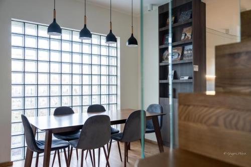 Zdjęcie z galerii obiektu Dom Black & Vibe - z ogrodem, blisko lasu, dobry design, workation - SpaceApart w Jeleniej Górze