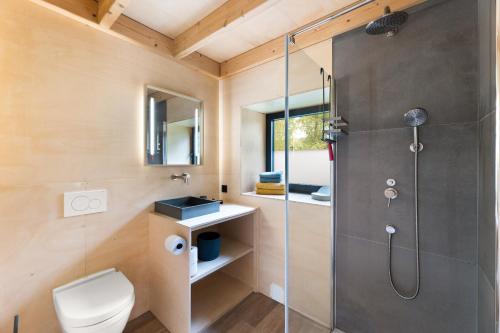 Koupelna v ubytování Romantisch huisje met houtkachel & airco op 2,5km van zee