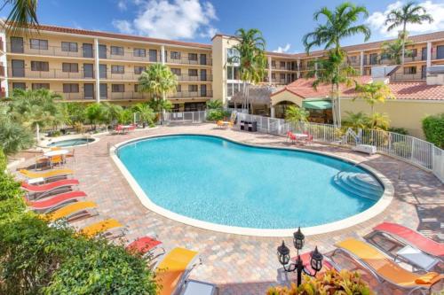Holiday Inn & Suites Boca Raton - Northの敷地内または近くにあるプール