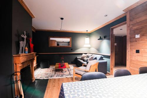un salon avec un canapé et une cheminée dans l'établissement Chalet Mouflon - 4 Pièces pour 6 Personnes MAE-1821, à Val Thorens