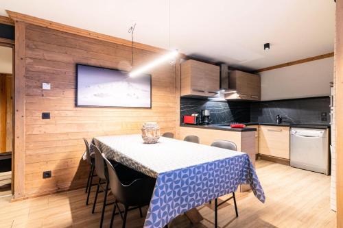 une salle à manger avec une table et des chaises dans une cuisine dans l'établissement Chalet Mouflon - 4 Pièces pour 6 Personnes MAE-1821, à Val Thorens