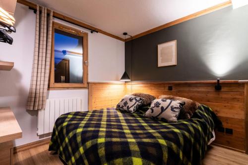 une chambre avec un lit et une fenêtre dans l'établissement Chalet Mouflon - 4 Pièces pour 6 Personnes MAE-1821, à Val Thorens