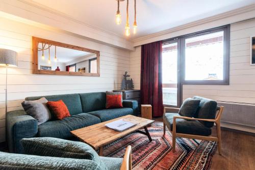 un salon avec un canapé et une table dans l'établissement Chalet Chamois - 4 Pièces pour 6 Personnes MAE-1081, à Val Thorens
