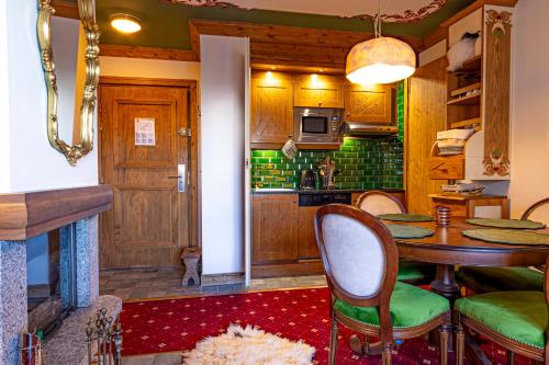 une cuisine et une salle à manger avec une table et des chaises dans l'établissement ARC 1950 Ovis D'Or, view Mont Blanc, à Arc 1950