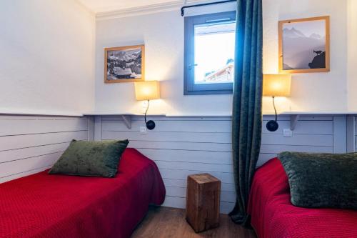 une chambre avec deux lits et une fenêtre dans l'établissement Chalet Chamois - 4 Pièces pour 6 Personnes MAE-1081, à Val Thorens