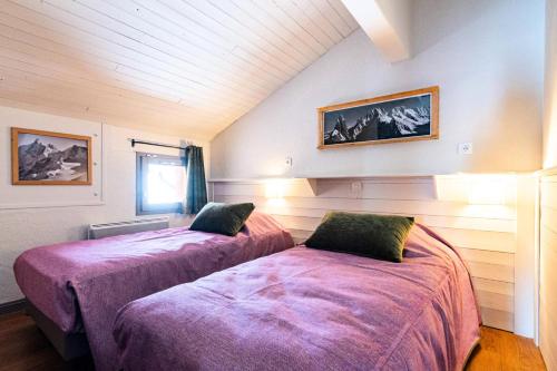une chambre avec deux lits dans une pièce dans l'établissement Chalet Chamois - EN COURS DE RENOVATION MAE-6331, à Val Thorens