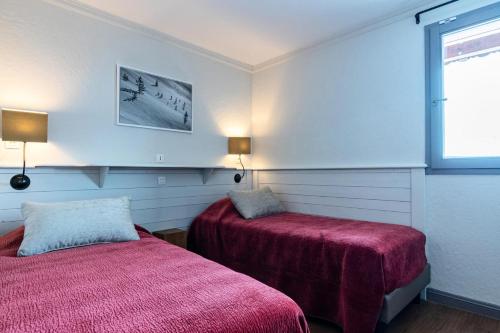 une chambre avec deux lits et une fenêtre dans l'établissement Chalet Chamois - EN COMPLETE RENOVATION MAE-6361, à Val Thorens