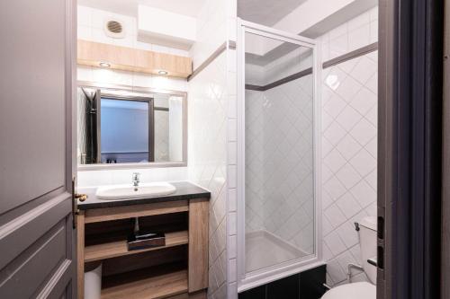 une salle de bain avec un lavabo et une douche dans l'établissement Chalet Chamois - EN COMPLETE RENOVATION MAE-6361, à Val Thorens