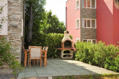 Κήπος έξω από το Apartman Ksenija