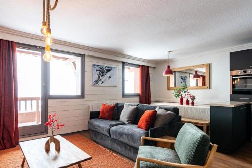 un salon avec un canapé et une table dans l'établissement Chalet Chamois - EN COMPLETE RENOVATION MAE-6351, à Val Thorens