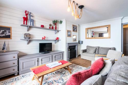 un salon avec un canapé et une télévision dans l'établissement Chalet Chamois - EN COURS DE RENOVATION MAE-6341, à Val Thorens