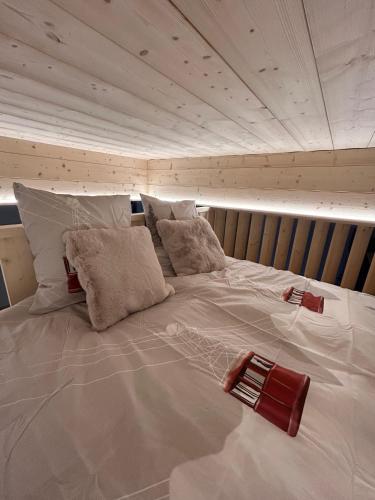 Elle comprend un grand lit blanc avec des oreillers. dans l'établissement Appartement Dolce Vista, à Passy