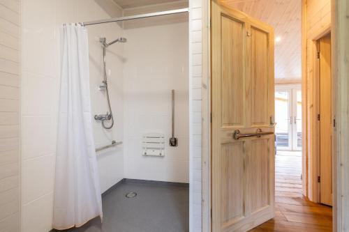 Koupelna v ubytování Dovestone Luxury Lodges sleeps 4 - pets welcome