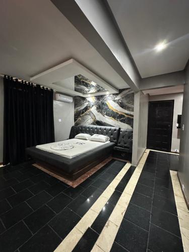 a bedroom with a bed in the middle of a room at Motel Vitoria Reggia in São Vicente