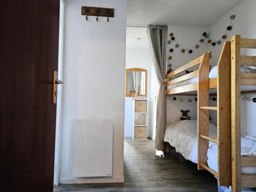 - une chambre avec 2 lits superposés et un couloir dans l'établissement Résidence Hauts De Peyragudes Mp - T3/8pers -HAUT DE PEYRAGUDES C15- Peyresourde MAE-2311, à Germ