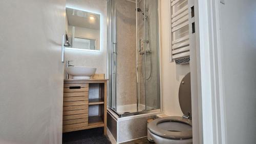 une salle de bain avec une douche, des toilettes et un lavabo dans l'établissement Résidence Hauts De Peyragudes Mp - T3/8pers -HAUT DE PEYRAGUDES C15- Peyresourde MAE-2311, à Germ