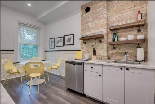 Galería fotográfica de Casa Queen East Jaw Dropping 3BR Suite en Toronto