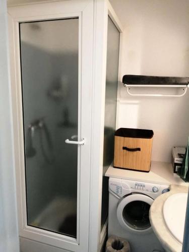 une salle de bain avec douche et machine à laver dans l'établissement Résidence Verdon - Coquet appartement 2 couchages à Six Fours les Plages MAE-7531, à Six-Fours-les-Plages