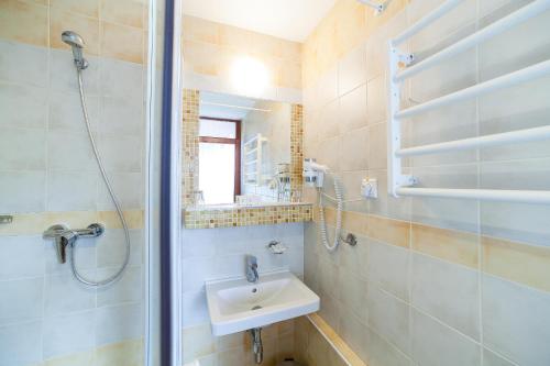 A bathroom at Hotel Flóra