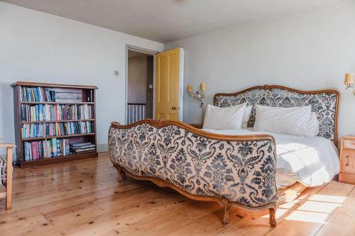 Ένα ή περισσότερα κρεβάτια σε δωμάτιο στο Beautiful Beachfront Townhouse