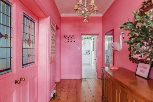 Φωτογραφία από το άλμπουμ του Beautiful Beachfront Townhouse σε St. Leonards