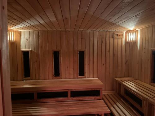 an empty wooden sauna with a bench in it at Wąkop 6 Agroturystyka Eco in Nowa Słupia