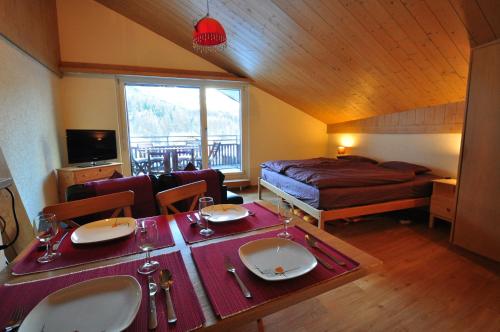 ein Zimmer mit 2 Waschbecken und ein Schlafzimmer mit einem Bett in der Unterkunft Studio Gamma in Zermatt