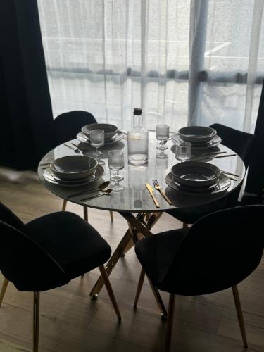 - une table avec des assiettes et des verres et une bougie dans l'établissement Ciné &chill, à Mulhouse