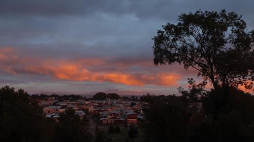 Η ανατολή ή δύση του ηλίου όπως φαίνεται από αυτή η παραθεριστική κατοικία ή από εκεί κοντά