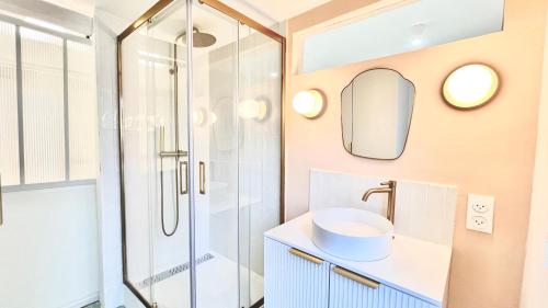 une salle de bain avec un lavabo et une douche dans l'établissement Charming Bright Studio in Ménilmontant, à Paris