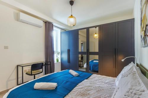 Katil atau katil-katil dalam bilik di Stylish & Cozy 2BR in Prime Location close to Beach