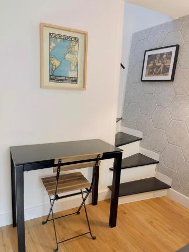 - un bureau avec une chaise dans une chambre avec des escaliers dans l'établissement Triplex à Plailly Parc Asterix CDG Villepinte, à Plailly