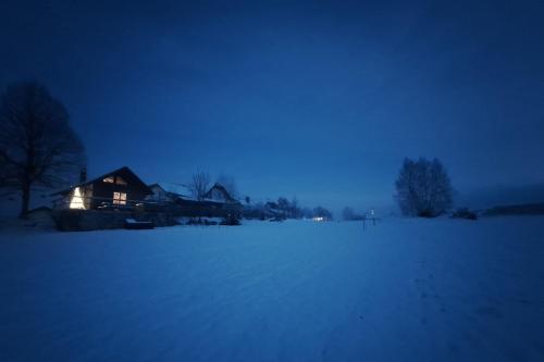 Family Friendly Kraševec Lodge - Happy Rentals en invierno