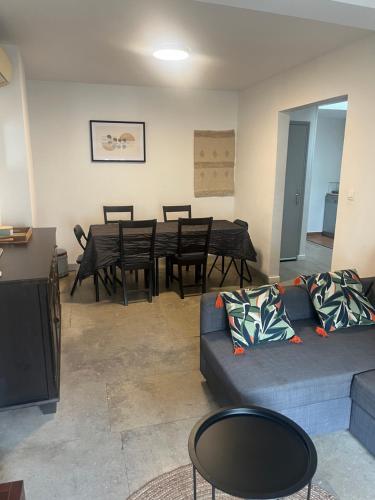 un salon avec un canapé et une table dans l'établissement Appartement T3, au Coeur de Montpellier, WIFI et Climatisation, à Montpellier