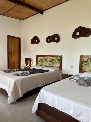 two beds in a room with two at Espaço Sairé - 8 minutos da Praia in Alter do Chao