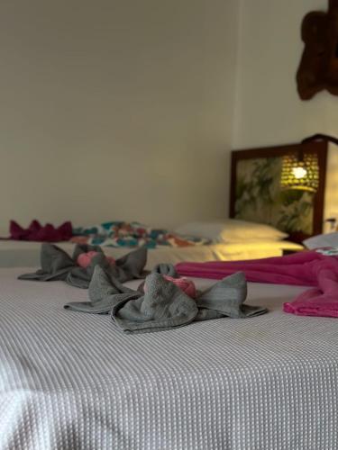 a pile of towels sitting on top of a bed at Espaço Sairé - 8 minutos da Praia in Alter do Chao