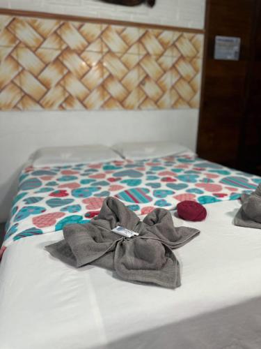 two piles of towels sitting on a bed at Espaço Sairé - 8 minutos da Praia in Alter do Chao