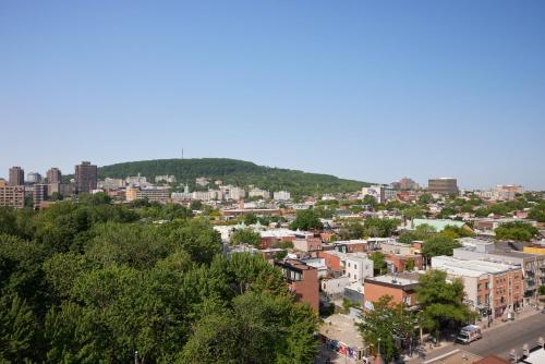 a view of a city with buildings and trees at Hôtel de l'ITHQ in Montréal