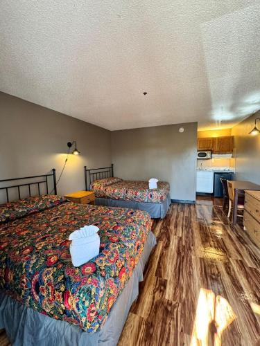 a hotel room with two beds and a kitchen at Live In Lodge Marietta in Marietta