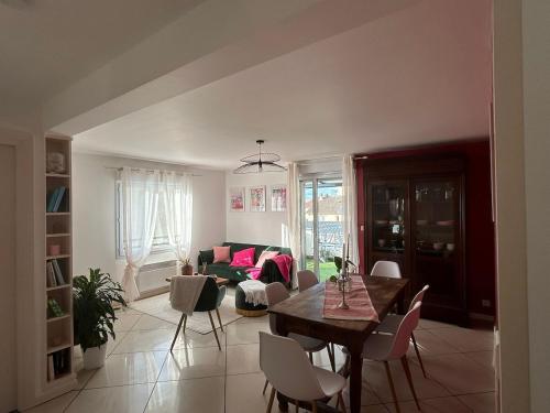 un salon avec une table et un canapé dans l'établissement Appartement le Beauséjour, à Arnouville-lès-Gonesse