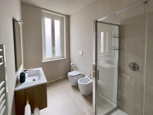 San Martino Suite - Pavia City - by HOST4U في بافيا: حمام مع مرحاض ومغسلة ودش