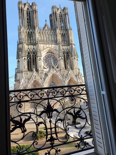 VUE EXCEPTIONNELLE sur la CATHÉDRALE, haut standing et garage privé