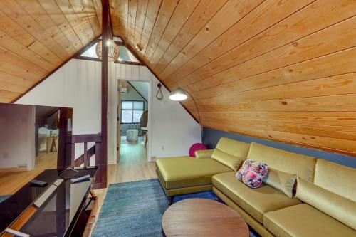 Χώρος καθιστικού στο Outdoor Oasis Modern Nordic Home By Lake!