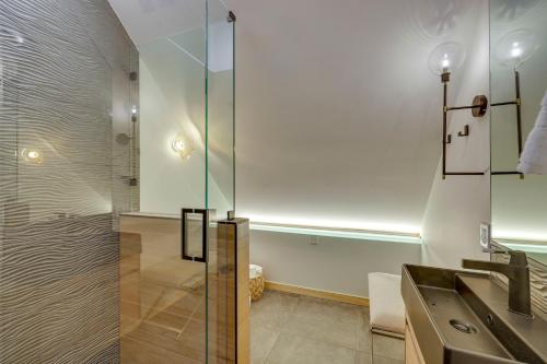 Ένα μπάνιο στο Outdoor Oasis Modern Nordic Home By Lake!