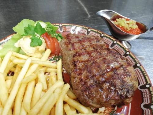 ホテルの敷地内または近くでの食事または食べ物
