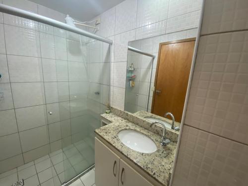 a bathroom with a sink and a mirror at Hospedagem Executiva Águas Claras in Brasília