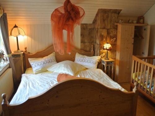um quarto com uma cama com lençóis brancos e almofadas em s'Fleckli em Elzach