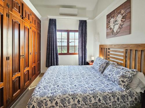 a bedroom with a bed and a window at Casa Su eño in Playa Blanca